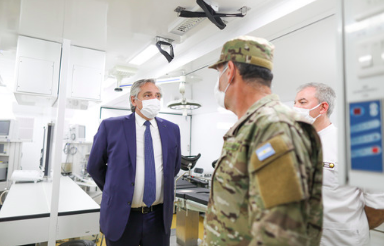 Alberto Fernández recorrió un centro de salud móvil donado por China 