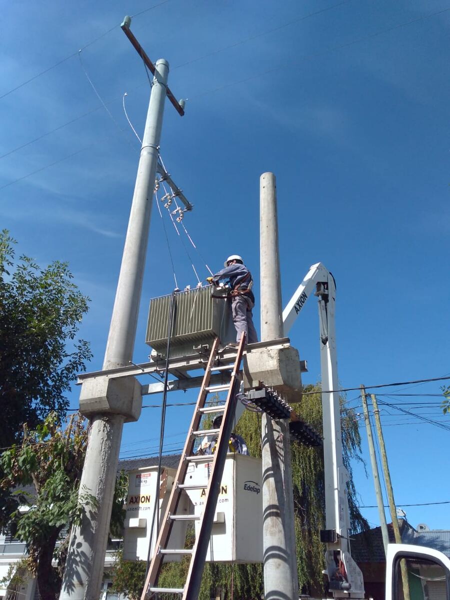 EDELAP concretó obra que amplía la capacidad del servicio eléctrico en Lisandro Olmos