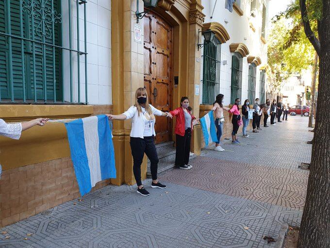 "Abran la escuela": Abrazos simbólicos para reclamar la continuidad de clases presenciales en el Conurbano