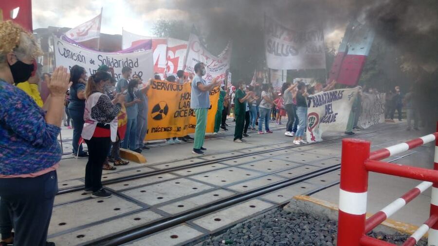 En medio de la segunda ola, trabajadores del Hospital Larcade de San Miguel cortan las vías del Tren San Martín