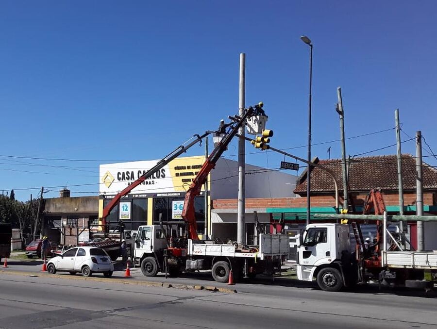La Plata: colocan nuevas columnas de hormigón en los tendidos eléctricos troncales