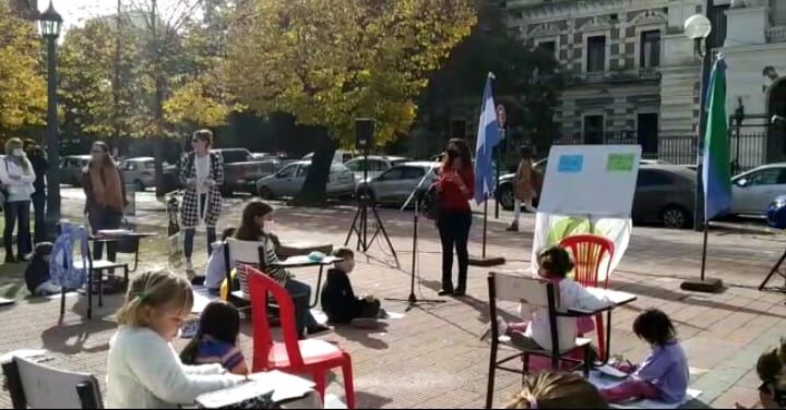 Realizaron clases públicas en La Plata para pedir la presencialidad