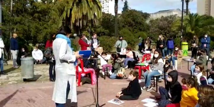 Realizaron clases públicas en La Plata para pedir la presencialidad