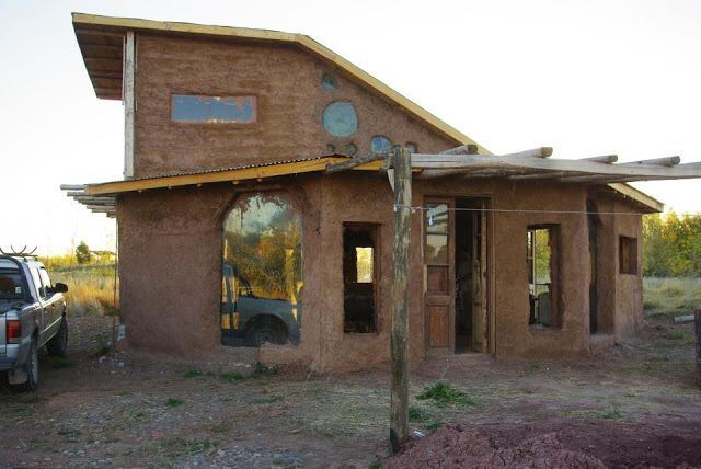 Buscan habilitar en La Plata la construcción de viviendas con tierra cruda