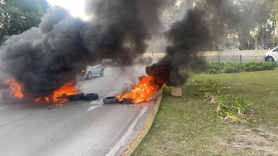 Caos de tránsito y corte en la subida a la Autopista Buenos Aires La Plata