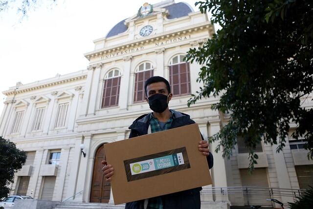 Estudiantes de la UNLP recibieron tablets y notebooks