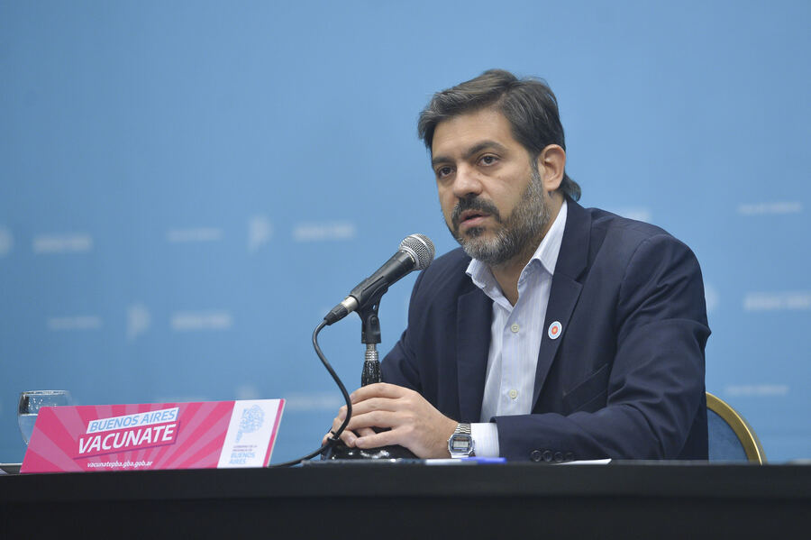 Carlos Bianco junto a Gollan encabezaron una conferencia de prensa