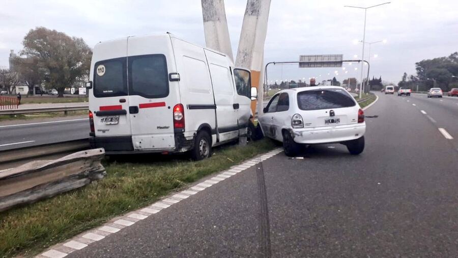 Choque fatal en Campana: Dos vehículos se estrellaron contra el puente peatonal