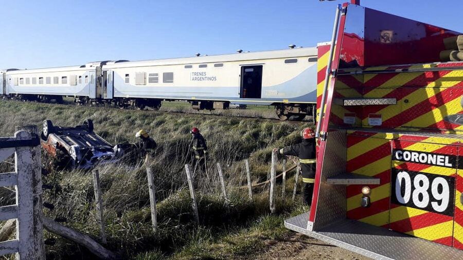 Murió un joven tras ser embestido en el auto por un tren
