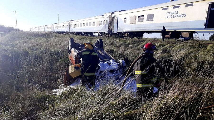 Murió un joven tras ser embestido en el auto por un tren