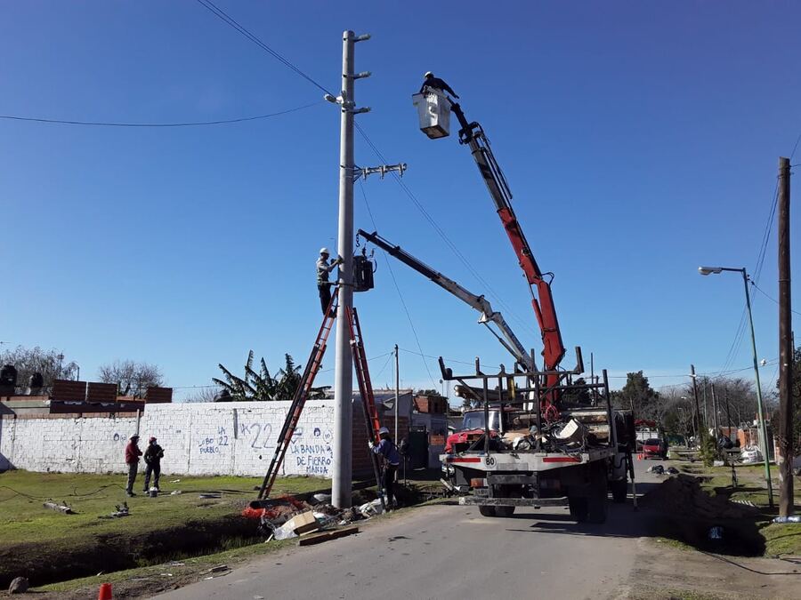 EDELAP continúa avanzando con el plan de colocación de nuevas columnas de hormigón en los tendidos eléctricos troncales