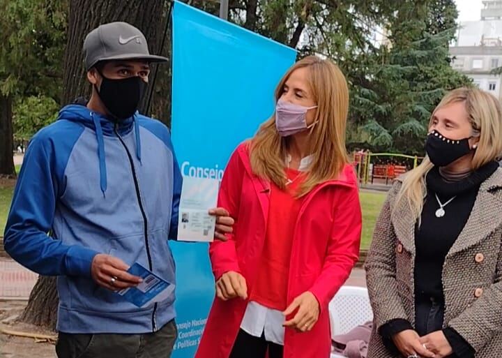 Tolosa Paz entregó certificado de pre-inscripción a personas indocumentadas
