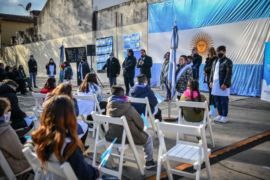 Escobar: Sujarchuk encabezó el acto de juramento a la bandera en una escuela primaria