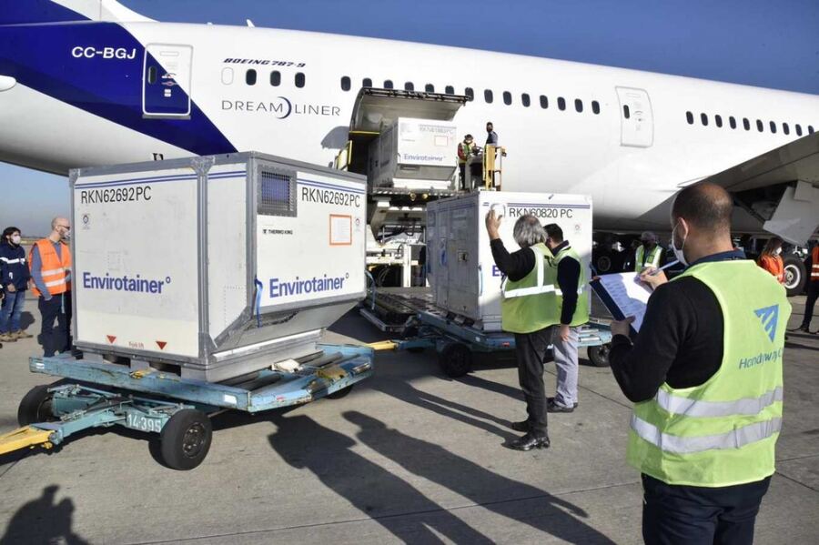 Arriba un avión y parte otro hacia China en búsqueda de vacunas Sinopharm