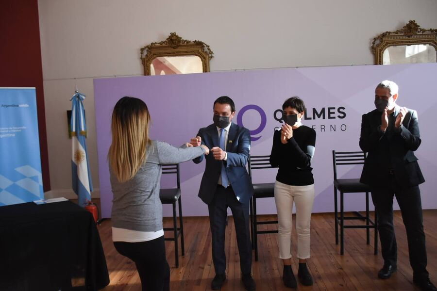 Florencio Varela: Watson y Ferraresi entregaron créditos para la construcción de viviendas