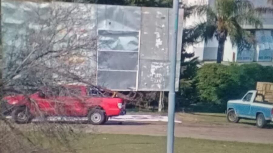 Punteros de Tolosa Paz destruyeron cartelería de Santilli en La Plata