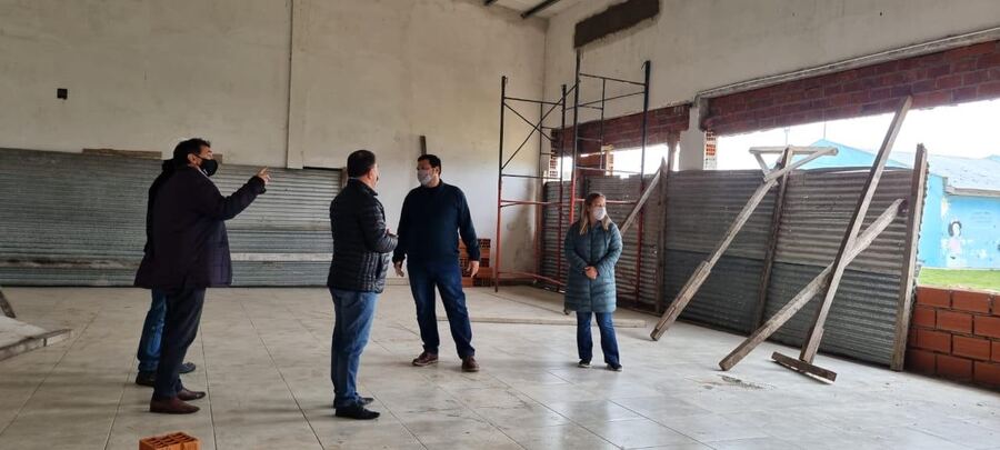 Azul: Bertellys recorrió la obra del SUM en Villa Piazza Sur