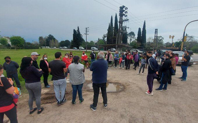 Vecinos de cuatro barrios platenses piden acceso al plan de Obras de Garro