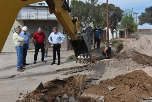 Gay recorrió la obra de red de desagües cloacales en Villa Gloria