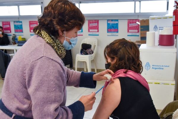 En enero, funcionarios públicos de Chascomús se vacunaron como “personal de salud”