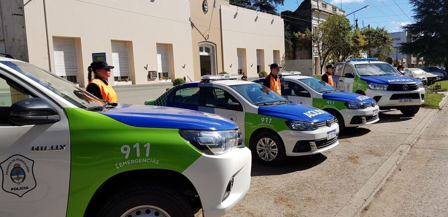 15 jóvenes dieron vuelta y destrozaron un auto estacionado
