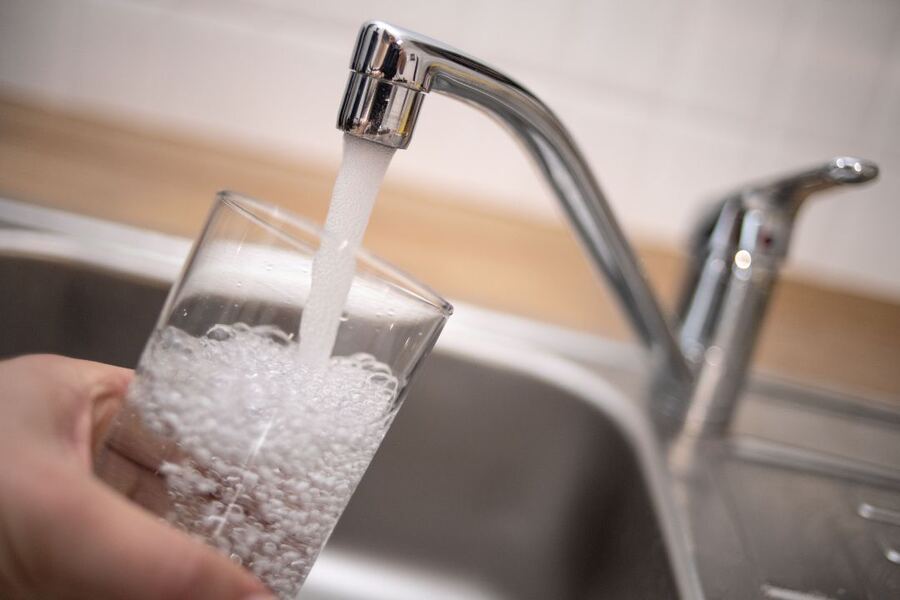 Vecinos de Berisso denuncian que el agua sale turbia y con mal olor