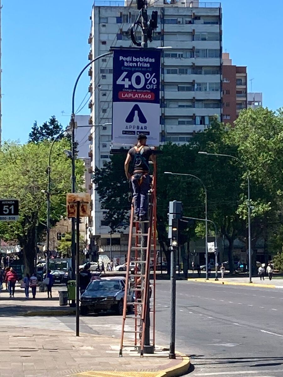 La Plata: ¿A qué se debe la nueva cartelería de publicidad privada en las calles?