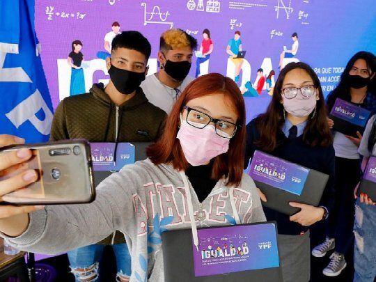 YPF entregó 678 notebooks a alumnos de escuelas de Ensenada y Berisso