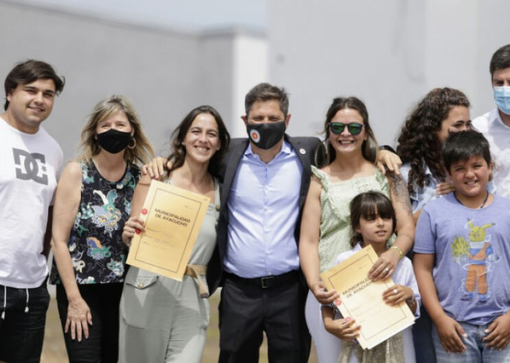 Kicillof dirigió la entrega de 57 viviendas en el predio El Embarcadero en Ayacucho