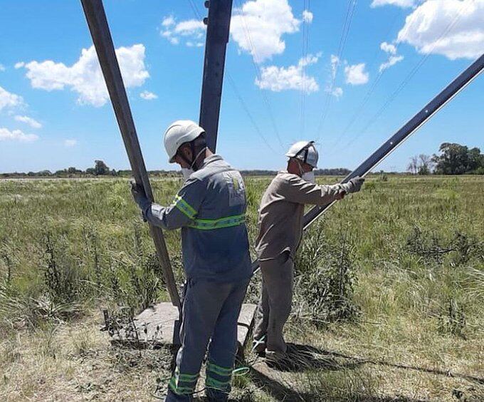 Vandalizaron seis torres de alta tensión y peligra el suministro eléctrico de miles de personas