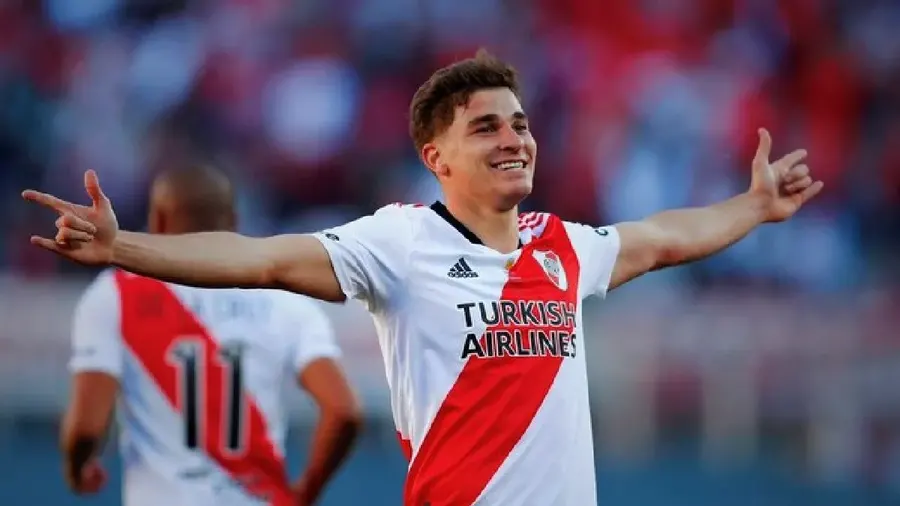 El Manchester City compró el pase de Julián Álvarez