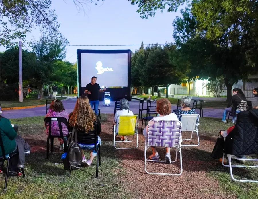 Tapalqué: Este domingo llega el "Cine Móvil" al Complejo de Adultos Mayores.