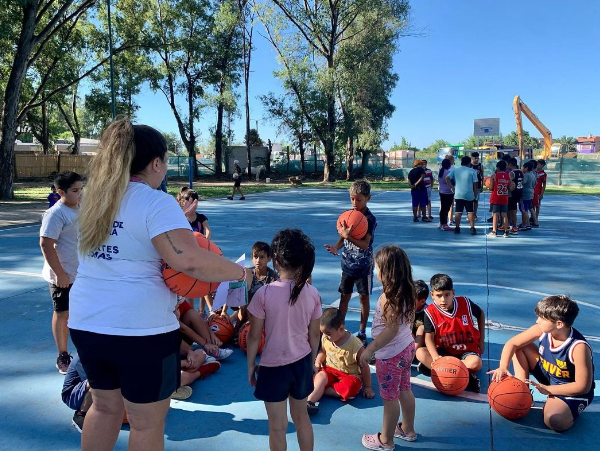 Lomas de Zamora: Se puso en marcha la iniciativa de básquet en las plazas