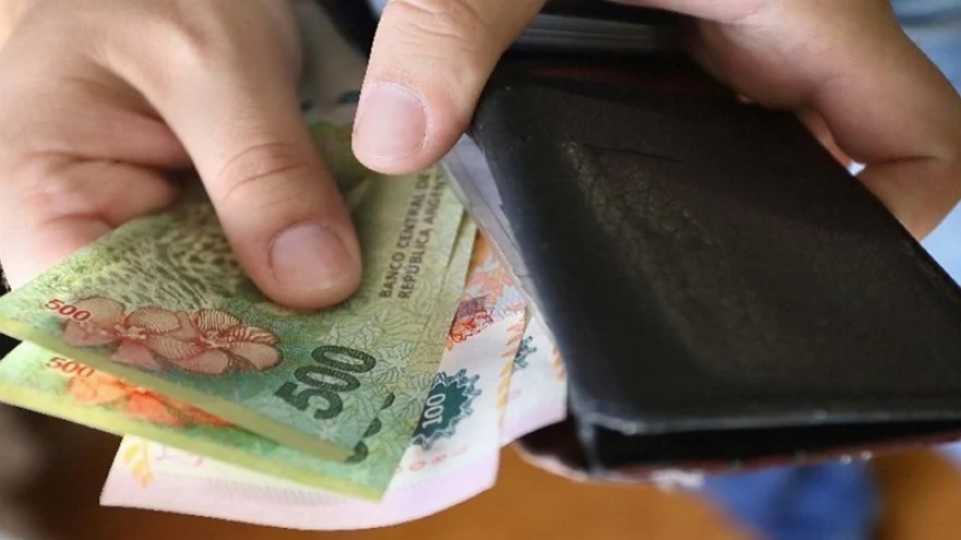 Se oficializó la suba adelantada del salario mínimo, vital y móvil