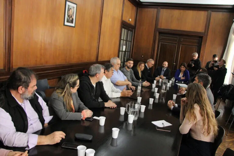 Estatales nacionales acordaron un aumento salarial del 19%