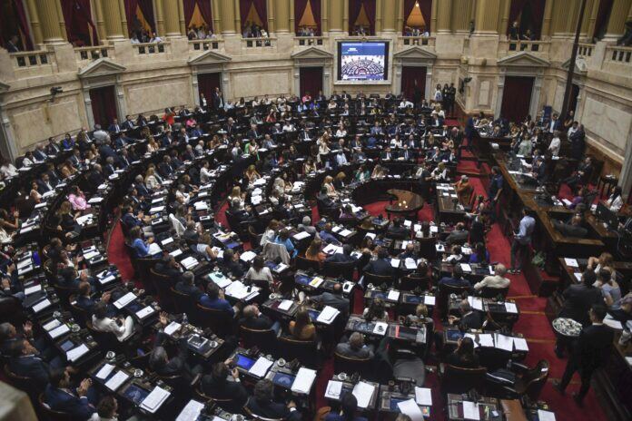 Ley Ómnibus: Siguen las negociaciones y la sesión en Diputados se retoma este mediodía