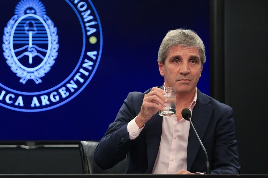 Caputo volvió a negar una nueva devaluación