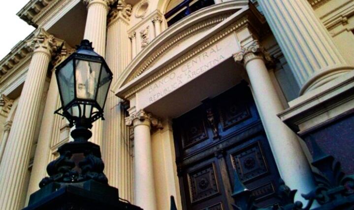 El Banco Central bajó la tasa de interés al 32%