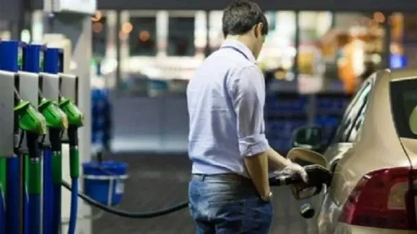 El Gobierno oficializó el autoservicio de combustibles