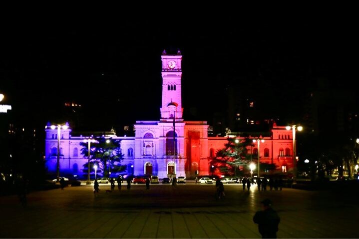 La Plata: El Palacio Municipal se iluminó en homenaje a Favaloro a 25 años de su fallecimiento
