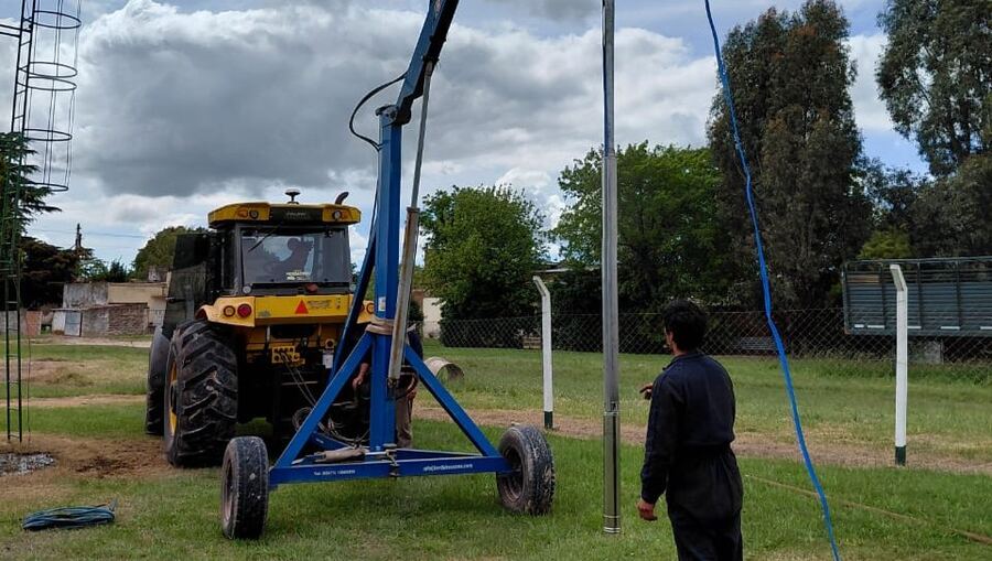 Necochea: EMSUR instaló una nueva bomba de agua en Claraz