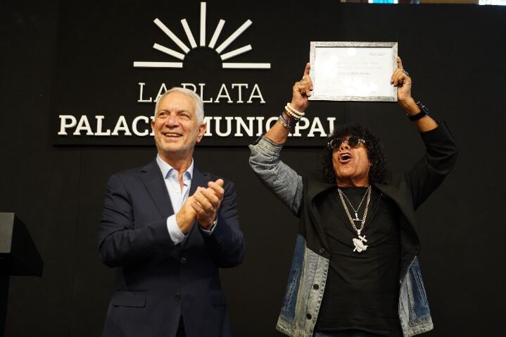 La Plata: La Mona Jiménez fue distinguido como Visitante Ilustre