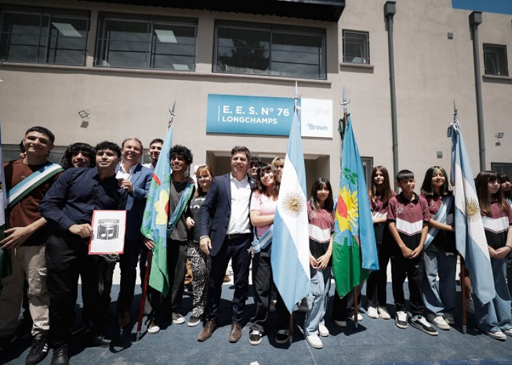 Almirante Brown: Kicillof inauguró nueva infraestructura educativa en Longchamps