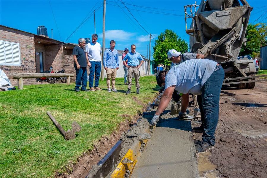 Junín: Avanzan las obras de cordón cuneta en los barrios