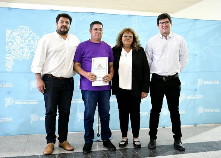 Villarino: La Provincia entregó escrituras gratuitas a familias