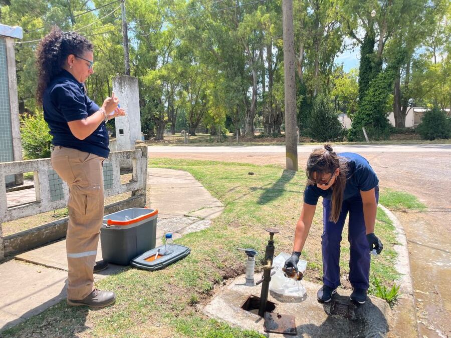 Azul: Se toman muestras para analizar la calidad de agua en la ciudad