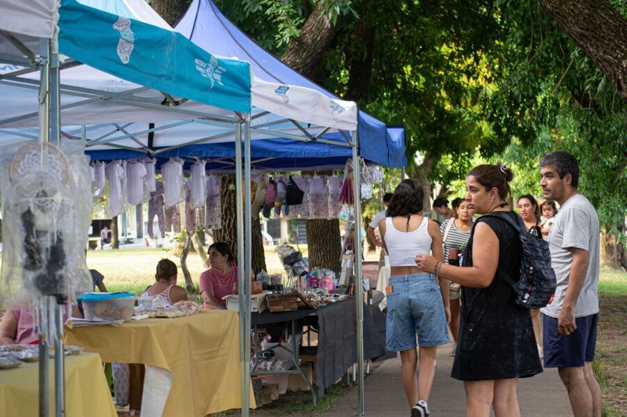 Bragado: La Plaza Güemes recibió a la Feria de la Laguna