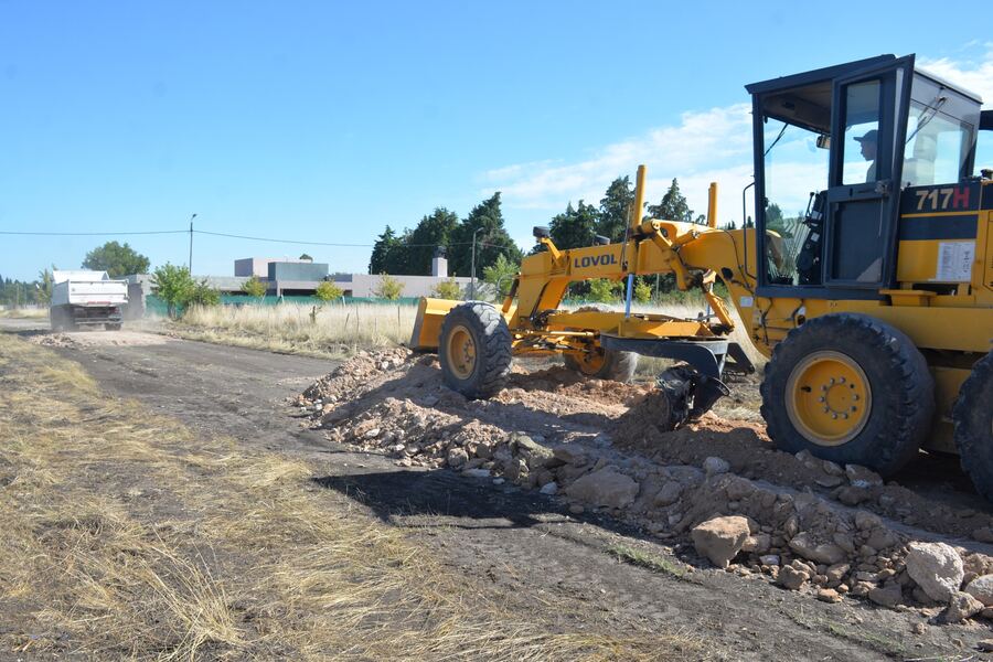 Olavarría: Ejecutan trabajos de apertura de calle en el barrio Los Sauces
