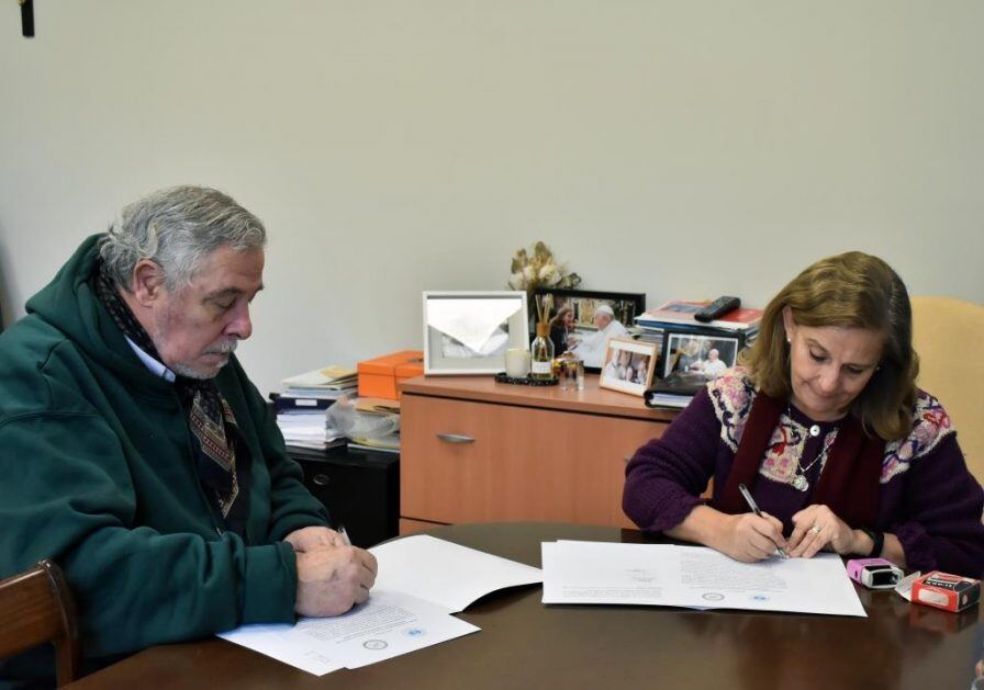 RITA GAJATE Y ANTONIO GUILLÉN FIRMAN EL CONVENIO