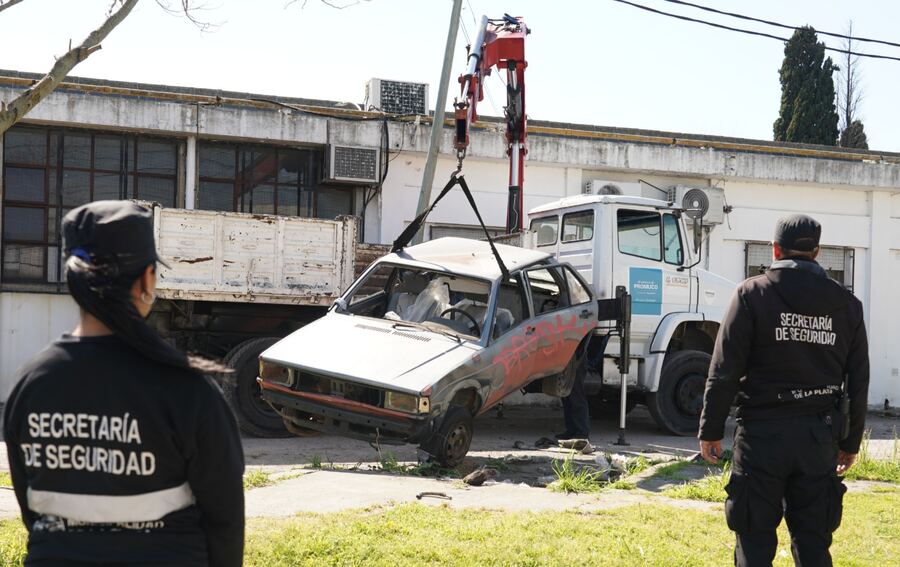 La Plata: La Municipalidad retiró autos abandonados del norte, el sur y el oeste de la ciudad